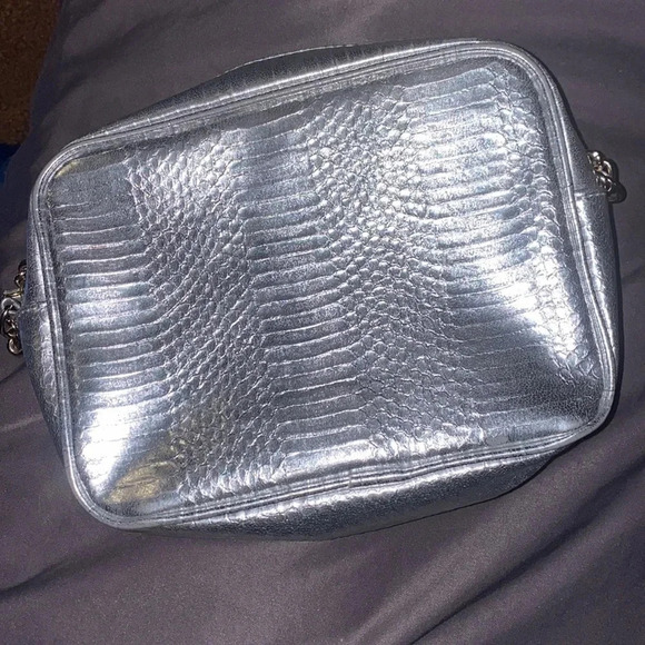 ⭐️HP⭐️Victoria’s Secret fashion metallic Silver snake skin chain crossb… - Picture 4 of 15